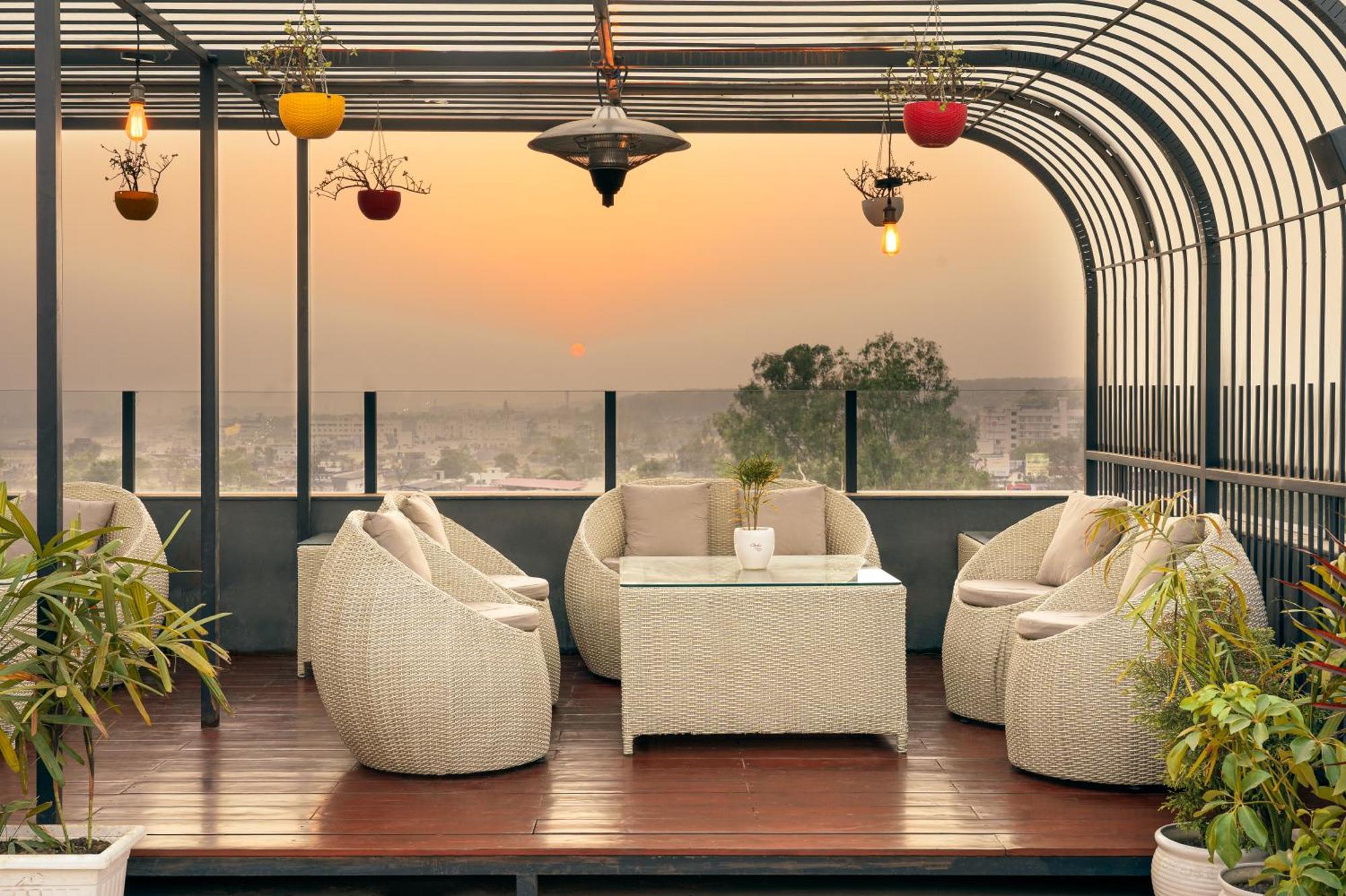 Clarion Hotel Dehradun Extérieur photo